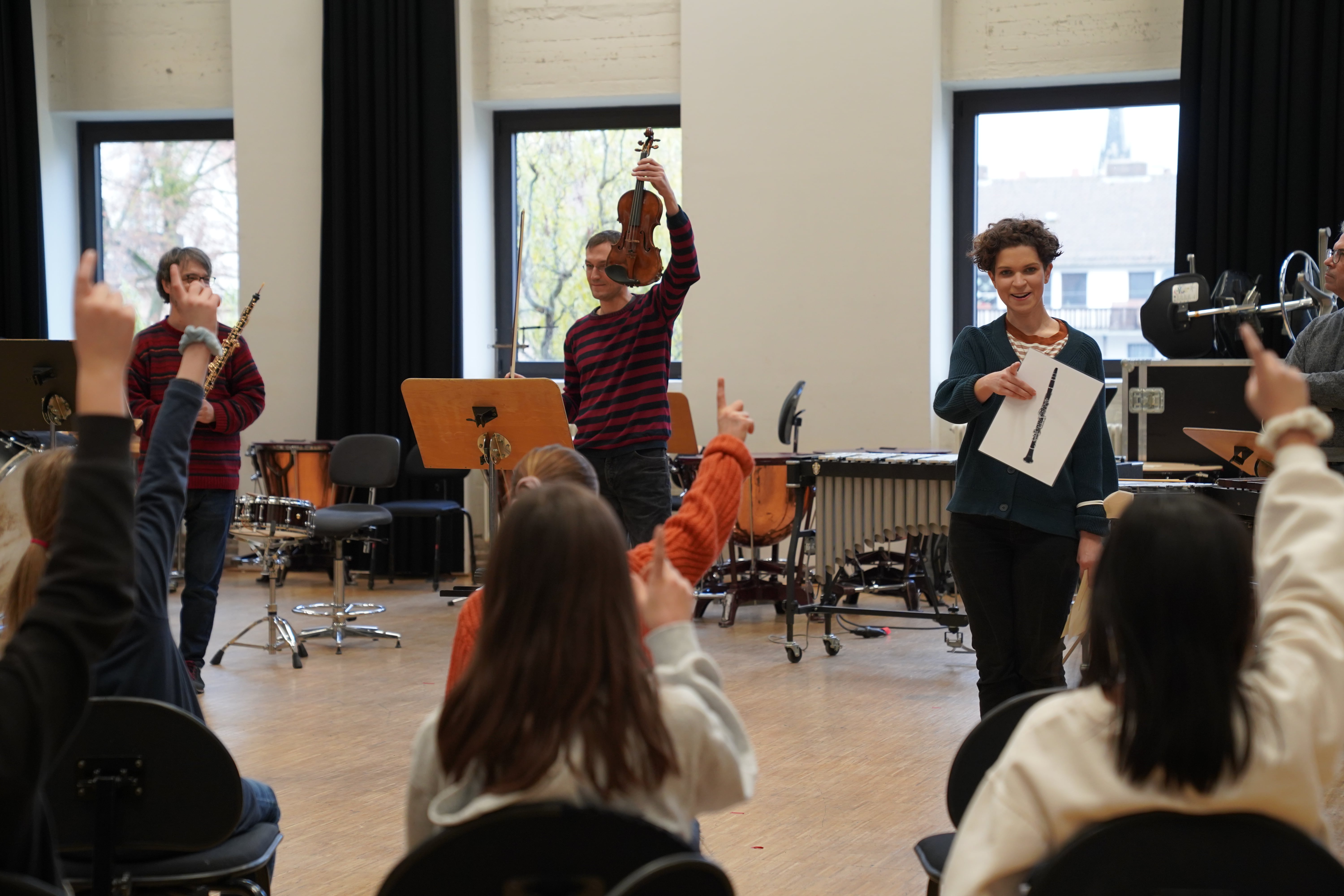 Instrumenten-Vorstellung im Orchesterprobensaal / Foto: Olga Kurbacheva von links: Christian Voß, Helmut Simon, Laura Wikert